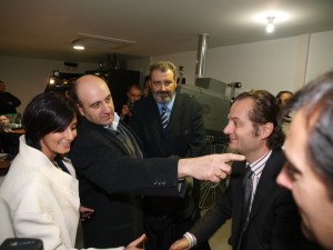 Isabel Rodríguez, Diego García Abadillo y Máximo Díaz Cano visitando la cabina de proyecciones