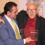 Luis Díaz-Cacho entrega placa a Juan Antonio Quintana