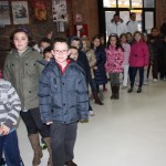 Niños entrando al Centro de Audiovisuales