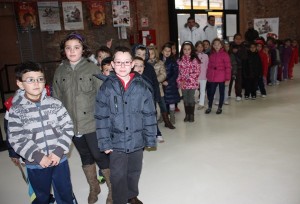 Niños entrando al Centro de Audiovisuales