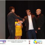 Manu Gómez director de "Das Kind" recibe el galardón de mejor corto de mano de Salva Gómez Cuenca y Luis Romero