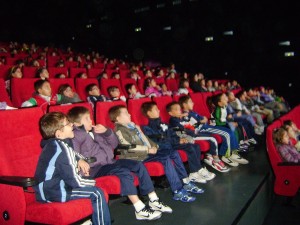 El cine recibe la visita de centenares de alumnos estos días